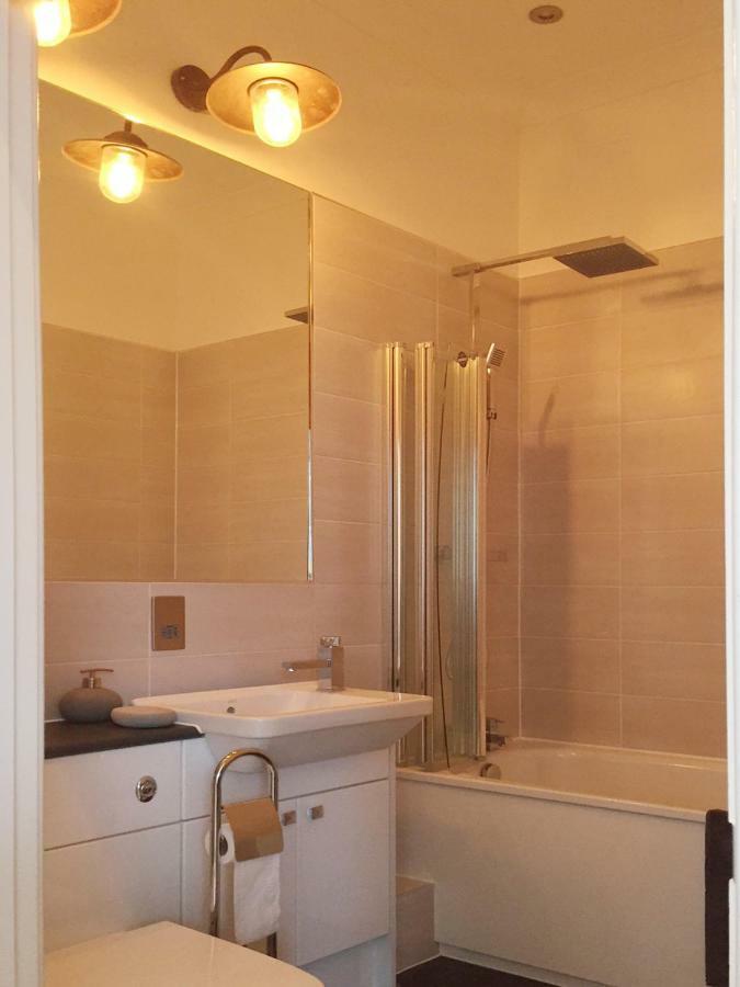 Spacious 1 Bedroom Split Level Old Pub Conversion Tower Bridge Лондон Экстерьер фото